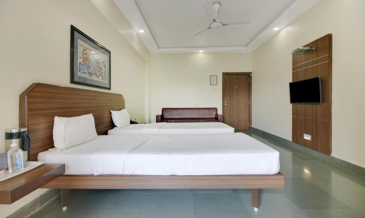 Hotel Hospice Сурат Екстериор снимка
